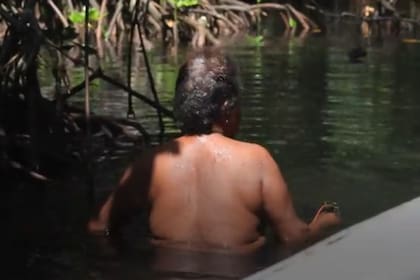La selva sagrada solo permite el ingreso de mujeres desnudas. Aquellos hombres que se internan dentro de su territorio, son castigados y multados