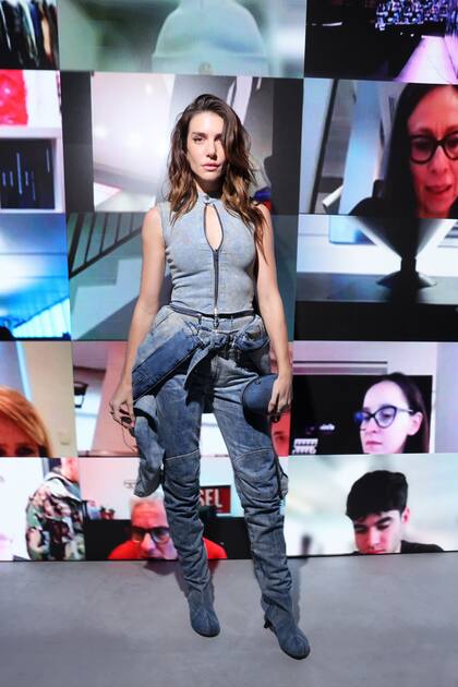 La Semana de la Moda de Milán hizo que la argentina mostrara su versatilidad a la hora de arreglarse. Así se la vio a Valentina, a puro denim, en el desfile de Diesel F/W 2024