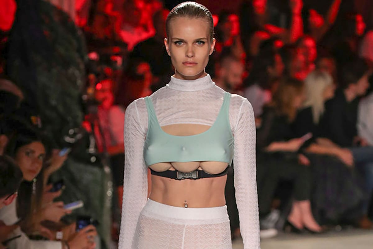 La semana de la moda en Italia se viralizó a nivel global cuando una marca le agregó un pecho más a varias modelos.
