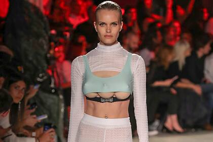 La semana de la moda en Italia se viralizó a nivel global cuando una marca le agregó un pecho más a varias modelos.