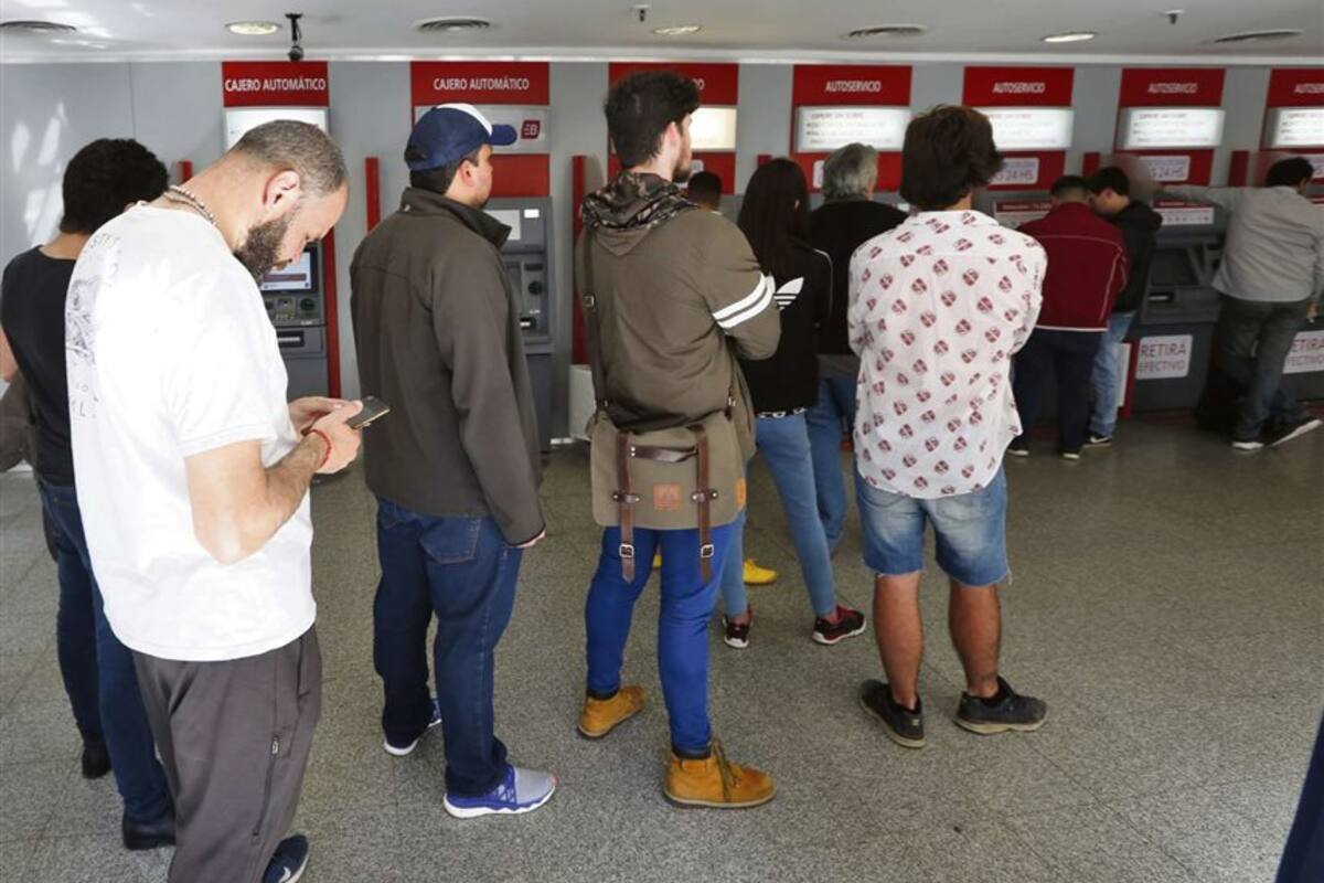 La semana pasada finalizó con colas en los bancos para retirar dinero