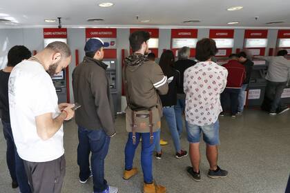 La semana pasada finalizó con colas en los bancos para retirar dinero