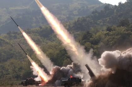 La semana pasada, Kim Jong-un fue testigo de varios lanzamientos que encendieron la alerta