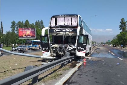 La semana pasada un ómnibus de la empresa Chevallier se cruzó de carril y terminó contra un poste; no hubo muertos