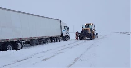 La semana pasada, una motoniveladora al servicio de Vialidad Nacional auxilió a un camión que por problemas mecánicos quedó varado en la ruta nacional 260.