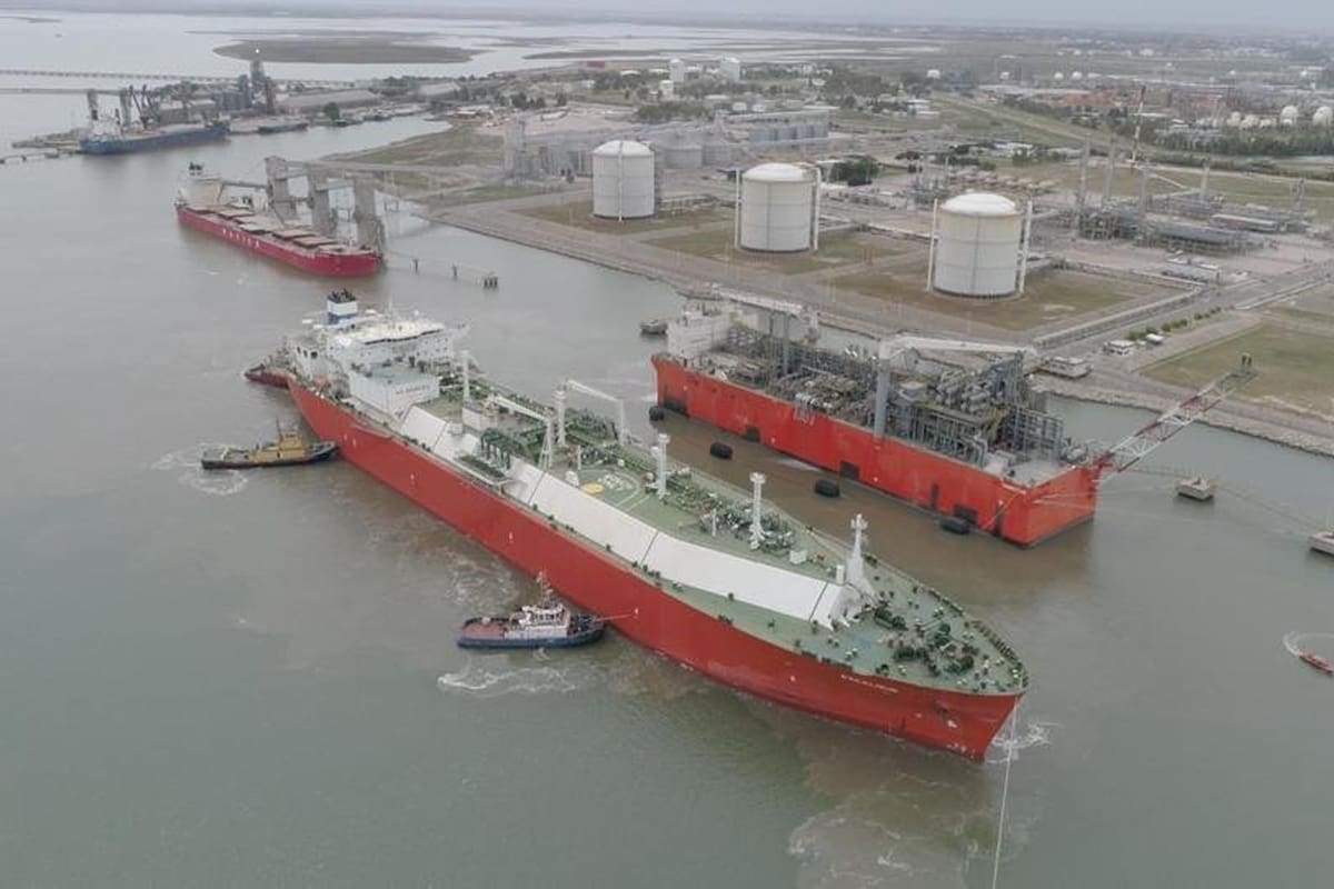 La semana pasada zarpó la primera venta de gas licuado hecha por YPF, con rumbo a Salvador de Bahía