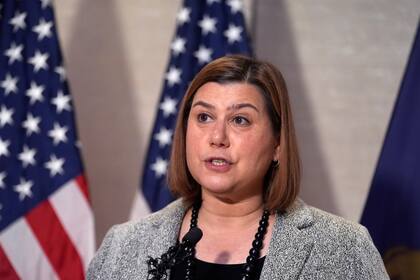 La senadora demócrata electa por Michigan Elissa Slotkin se dirige a los medios de comunicación, el miércoles 6 de noviembre de 2024, en Detroit. (AP Foto/Carlos Osorio)