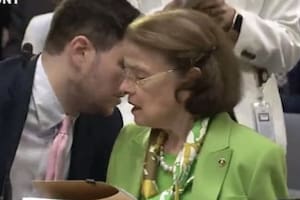 La senadora Dianne Feinstein, confundida durante una votación