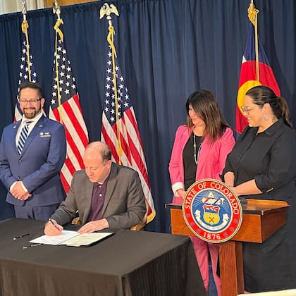 La senadora Julie Gonzales es una figura destacada en la política progresista de Colorado, conocida por su activismo en materia de derechos civiles