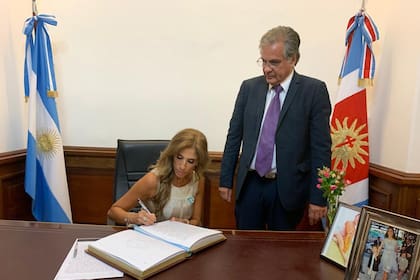 La senadora Ledesma firmó el acta notarial ayer a últimas horas en el Congreso de la Nación