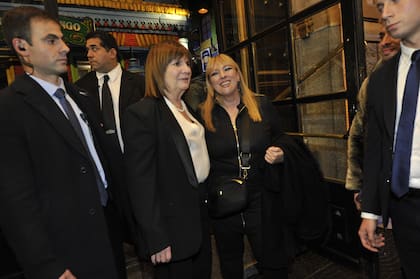 La senadora Patricia Bullrich llegó puntual al evento. Ante la ausencia del presidente Javier Milei, la exministra de Seguridad se convirtió en la gran figura política en la velada. Discreta, eligió para el evento lucir un traje negro que combinó con una camisa blanca y un collar de perlas