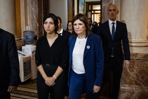 La senadora Patricia Bullrich y la madre de Jeremías Monzón hablan con la prensa