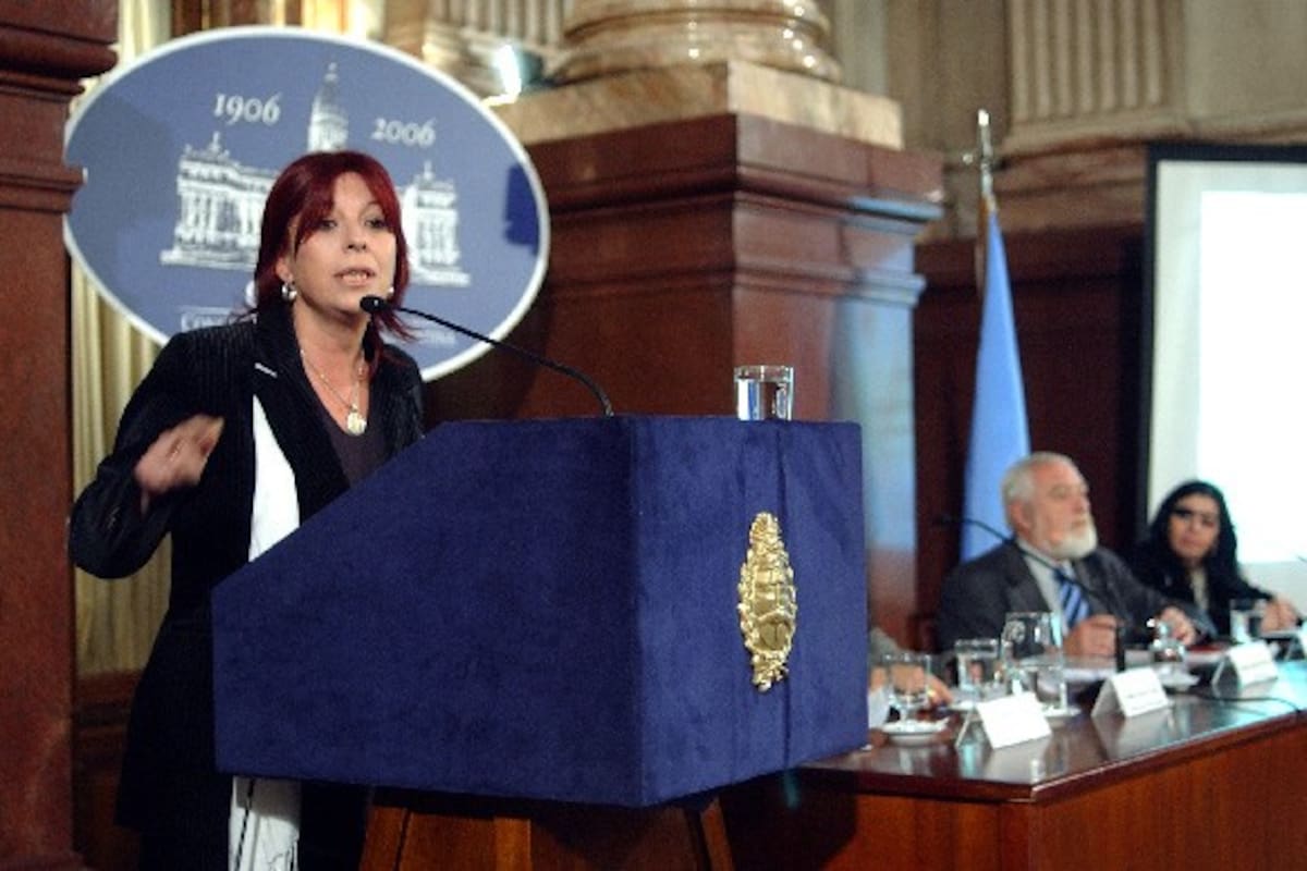 La senadora Perceval (FPV-Mendoza), el secretario Duhalde y la directora Martínez