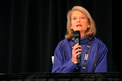 La senadora republicana Lisa Murkowski durante un foro electoral, el 22 de octubre de 2022, en Anchorage, Alaska. (Foto AP/Mark Thiessen)