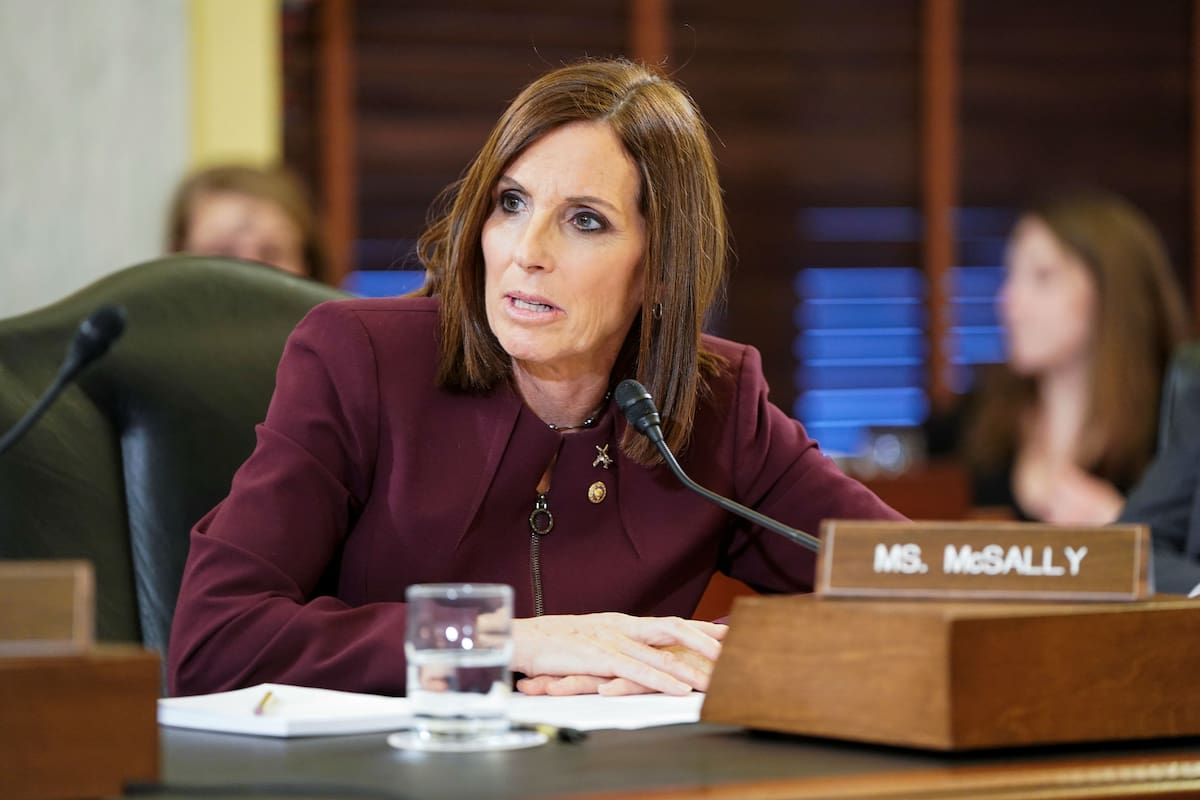 La senadora republicana y expiloto de combate Martha McSally, durante el testimonio hoy ante el Subcimité de las Fuerzas Armadas en el que reveló que fue violada por un oficial de la Fuerza Aérea