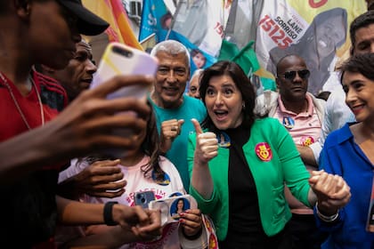 La senadora Simone Tebet, muestra un pulgar hacia arriba durante una caminata de campaña en Río de Janeiro, previo a la primera vuelta