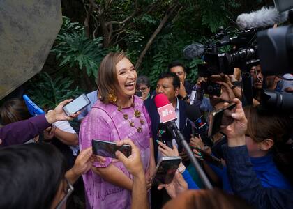 La senadora Xóchitl Gálvez, aspirante a la presidencia de la oposición, habla con la prensa después de registrar su nombre como candidata en la Ciudad de México, el 4 de julio de 2023. (Foto AP/Fernando Llano, Archivo)