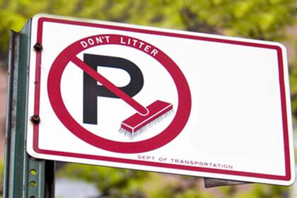La señal de ASP en Nueva York indica que los conductores deben dejar libre un lado de la calle
