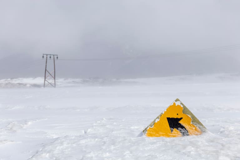 La señal de tránsito casi sepultada por la nieve permite darse cuenta de que uno va por el camino en la salida con Snowtax