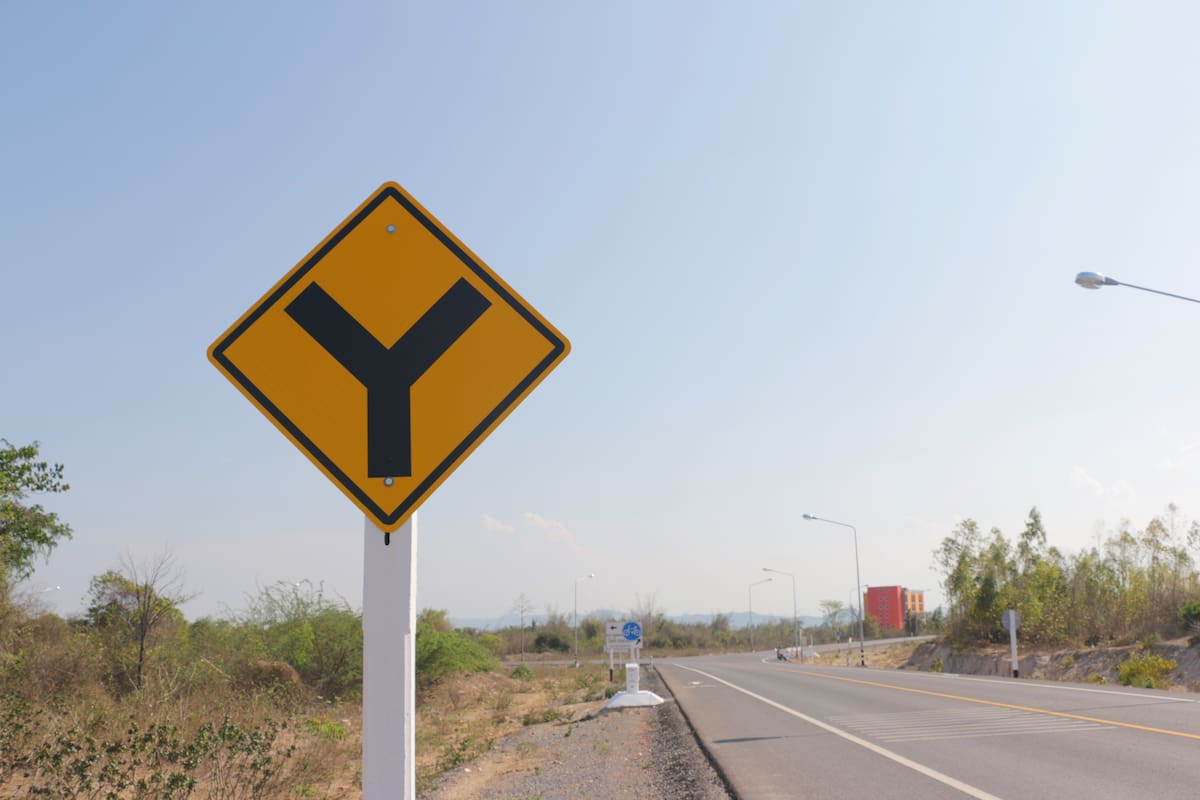 La señal de tránsito de bifurcación es de prevención