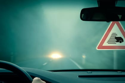La señal de tránsito que indica posible niebla en el trayecto