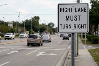 Qué significa la señal de tránsito “Right Lane Must turn right” en Estados Unidos y en qué casos se aplica