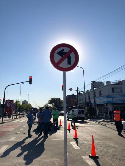 La señal no fue respetada por el motocilista