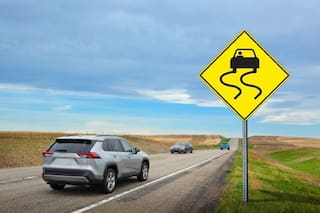 Qué significa la señal con un auto y una curva en un rombo amarillo en Estados Unidos