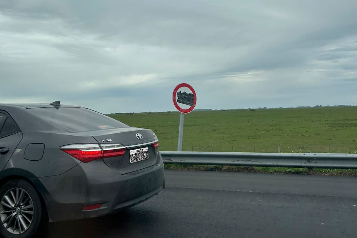 La señalética tapada sorprendió el fin de semana a quienes circularon por la autovía