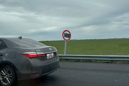 La señalética tapada sorprendió el fin de semana a quienes circularon por la autovía
