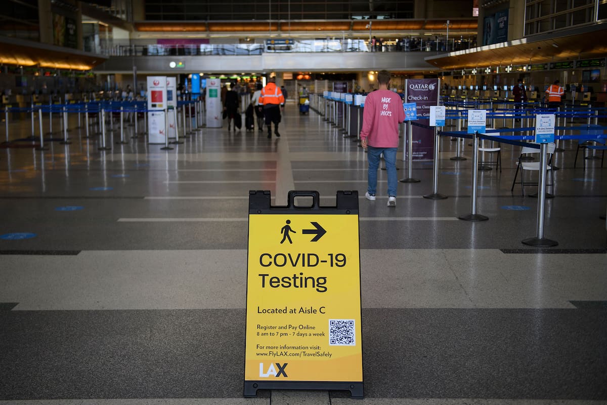 La señalización de un lugar de pruebas de Covid-19 dentro de la Terminal Internacional Tom Bradley (TBIT) en el Aeropuerto Internacional de Los Ángeles (LAX) en medio del aumento de las restricciones de viaje, el 25 de enero de 2021