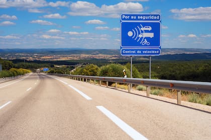 La señalización previa al radar debe ser clara y legible como la que se visualiza en esta imagen