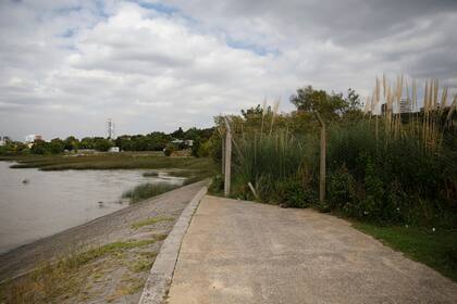 La senda pública de la zona de la reserva se interrumpe hacia el sur
