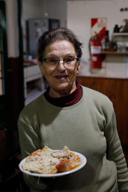 Irma Angrigiani, de 84 años, frente al mostrador de su restaurante