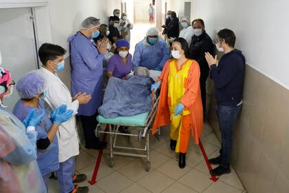 La señora, de 97 años, recibe los aplausos al ser dada de alta después de tener coronavirus, en el Hospital Sanguinetti de Pilar