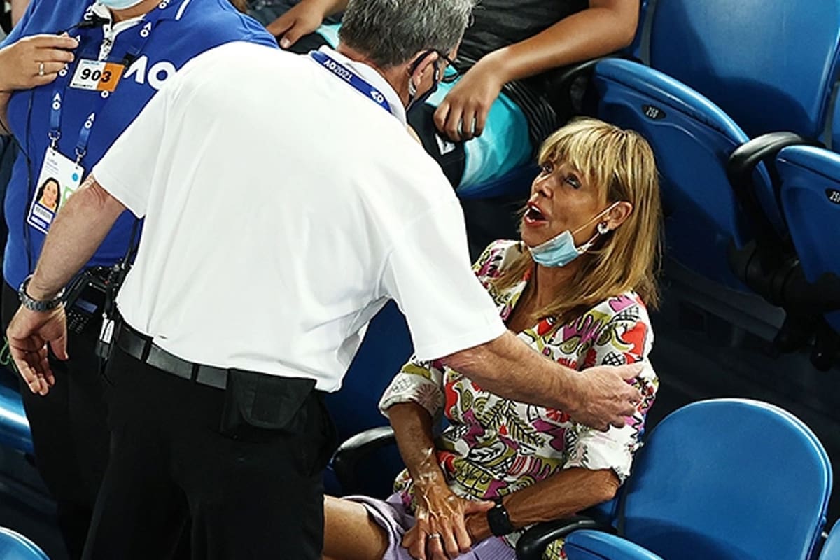 La señora, invitada a retirarse del estadio.