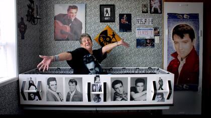 La señora Latemore en su féretro de Elvis