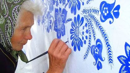 La señora pinta todas las casas de su pueblo por amor al arte