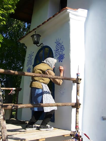 La señora pinta todas las casas de su pueblo por amor al arte