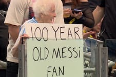 Quién es Pauline, la mujer de 100 años que vio jugar a Messi contra Austria y emocionó a todos