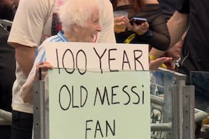 Quién es Pauline, la mujer de 100 años que vio jugar a Messi contra Austria y emocionó a todos