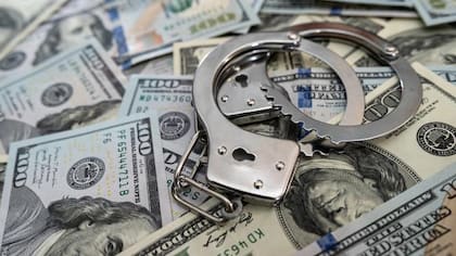La señora Sebastian siguió dándole dinero esperando recuperar el que ya le había dado a Dexter