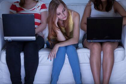 La sensación de soledad en los países occidentales alcanza principalmente a los adultos mayores, pero se extiende también entre jóvenes y adolescentes