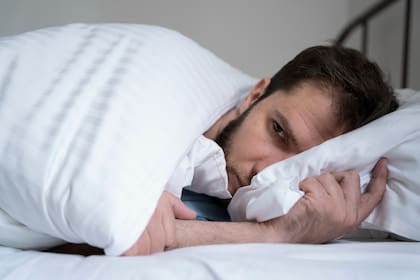 La sensación persistente de falta de energía suele atribuirse únicamente al estrés o a la falta de horas de sueño