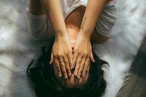 La sensibilidad a la luz o al sonido son algunas señales antes del ataque de migraña