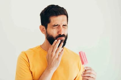 “La sensibilidad dental se origina cuando la dentina, tejido que protege a la pulpa dental y se encuentra debajo del esmalte, se expone debido a un desgaste paulatino del diente", dijo señaló Ítalo Funes Rumiche