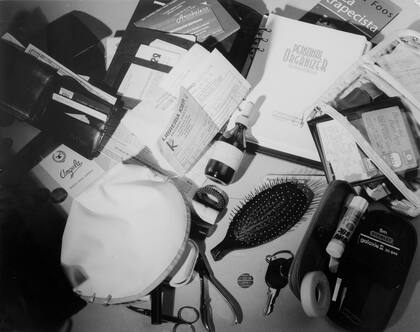 La serie Carteras de mujeres, realizada con cámara de placa, fue su principal acercamiento a la fotografía conceptual