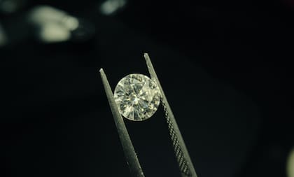 La serie con el detrás de escena del robo fue basada en el libro "Flawless: Inside the Largest Diamond Heist in History", de Scott Andrew Selby y Greg Campbell