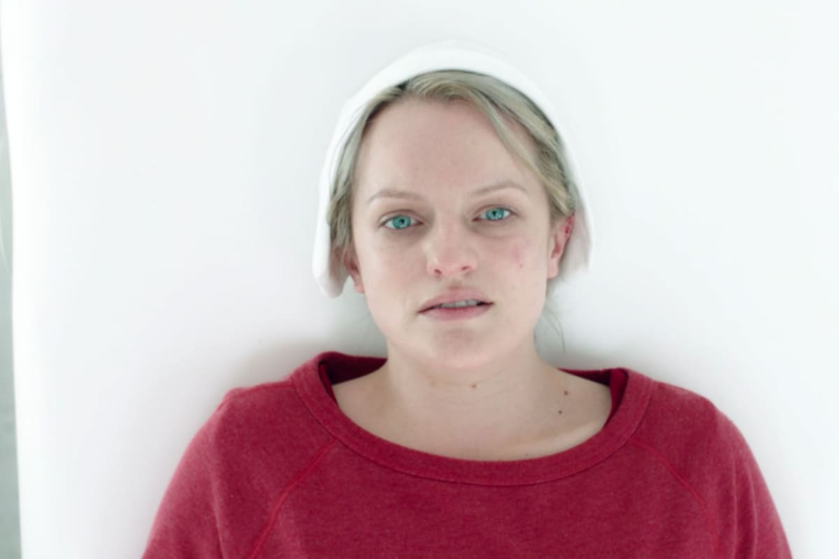 La serie de Bruce Miller regresó con su segunda temporada, cuyo estreno en la Argentina todavía no está confirmado; "es el momento adecuado para estas historias", explica su protagonista, Elisabeth Moss