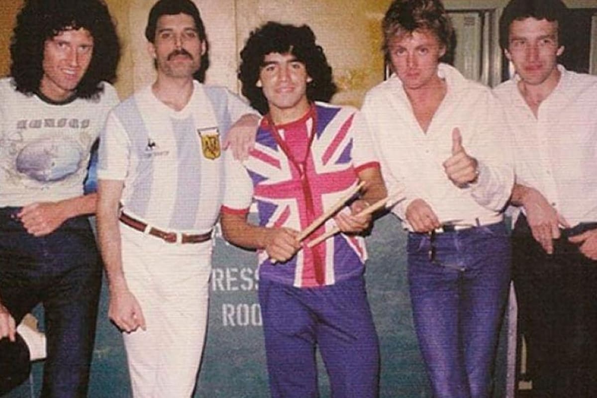 La serie de fotos del crack del fútbol con la banda británica dio vueltas al mundo